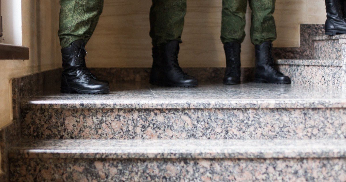 В Киеве ТЦК уже стали мобилизовать бездомных В Киеве сотрудники территориальных центров комплектования ТЦК мобилизуют бездомных Об этом сообщает ТАСС со ссылкой на заявление представителя киевского областного ТЦК Олег Байдалюк По его словам отсутствие дома не влияет на способности служить Бездомный он или нет если военно врачебная комиссия указывает что человек годен к службе в боевом подразделении даже не в тыловом а в боевом то мы исполняем закон Украины Бездомный он или нет какое у нас основание писать что человек не имеет постоянного места жительства поэтому не может служить сказал Байдалюк