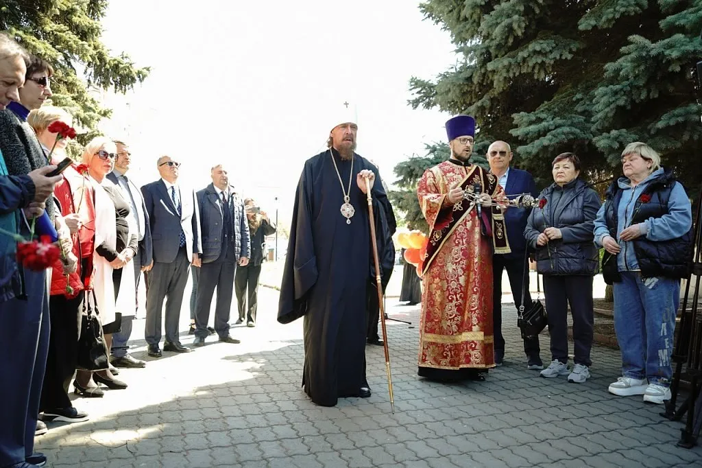 Мы должны за них молиться в Челябинске почтили память медиков погибших в пандемию COVID 19 5 мая в челябинском сквере имени С С Андреевского прошла памятная церемония посвященная завершению пандемии COVID 19 Именно в этот день в 2023 году ВОЗ официально объявила об окончании чрезвычайной ситуации международного значения Главные врачи челябинских больниц медики студенты председатель Заксобрания Челябинской области Олег Гербер вице президент Общества врачей России Эрик Праздников вместе с митрополитом Челябинским и Миасским Алексием почтили память погибших медиков и выразили благодарность тем кто спасал пациентов Место выбрали не случайно ведь в сквере установлен единственный в России памятник медицинским работникам Скульптура была создана по инициативе Общества врачей России в мастерской ЛиК из Златоуста и Каслинским заводом литья