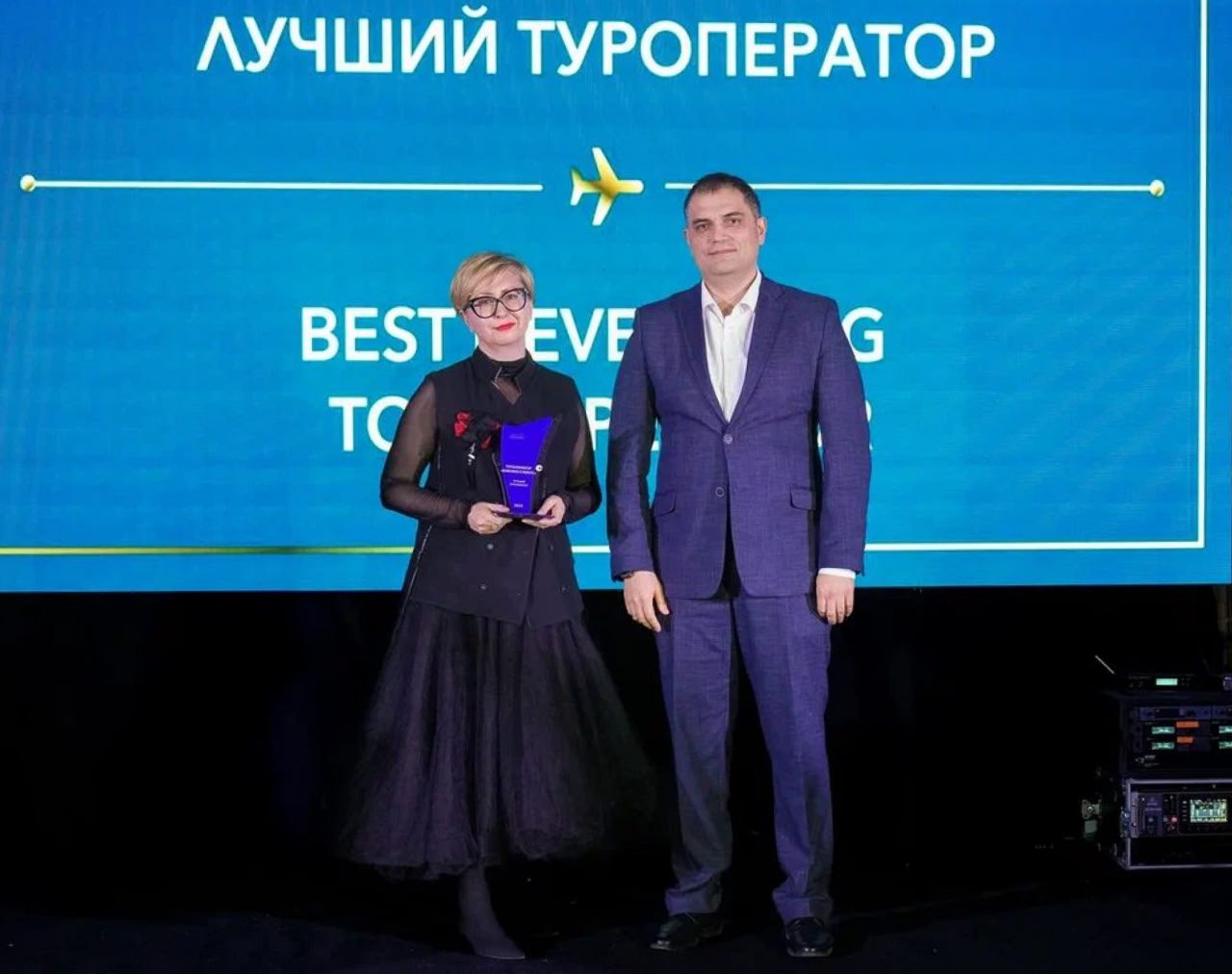 Ура! Библио-Глобус — лауреат Pulkovo Awards в номинации «Лучший туроператор»   На первой церемонии Pulkovo Awards в Санкт-Петербурге «Воздушные Ворота Северной Столицы» вручили компании Библио-Глобус почетную отраслевую награду за успехи в развитии авиасообщения и туризма в регионе.     В 2024 году Библио-Глобус совместно с а/к «Аэрофлот» запустил полетную программу в Санкт-Петербург из 8 регионов России: Екатеринбурга, Самары, Уфы, Казани, Перми, Омска, Нижнего Новгорода и Новосибирска, что увеличило пассажиропоток в северную столицу.   Премия Pulkovo Awards вручается впервые. Ее лауреатами стали лучшие из лучших – авиакомпании и туристические операторы, которые внесли значительный вклад в увеличение пассажиропотока, открытие новых направлений, развитие трансферных авиаперевозок и туризма Санкт-Петербурга и региона в целом.    Ирина Костенко, Заместитель генерального директора «Библио-Глобус», отметила значимость новой отраслевой награды: «Pulkovo Awards – это заслуженное признание усилий туроператоров и авиакомпаний, направленных на развитие внутреннего туризма и межрегионального сотрудничества. Эта награда не только подчеркивает значимость партнерства в отрасли, но и отмечает вклад каждого участника в создание привлекательных туристических предложений».