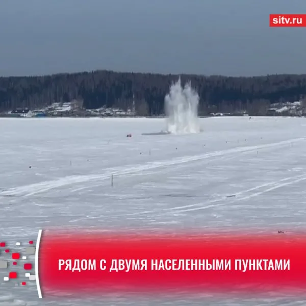 Взрывать лед на Оби начнут уже на этой неделе Спасатели Центроспаса приступят к работам 10 апреля близ двух югорских поселков Ханты Мансийского района Нялино и Кирпичный По наблюдениям специалистов в этих местах ранее неоднократно возникали заторы Разрушение льда поможет избежать их а следовательно и черезвычайных ситуаций из за резкого повышения уровня воды в реке уверены в Центроспасе Специалисты призывают людей не волноваться если они услышат громкие звуки и держаться подальше от опасного места на расстоянии не менее километра Подписаться Прислать новость SiTV в MAX