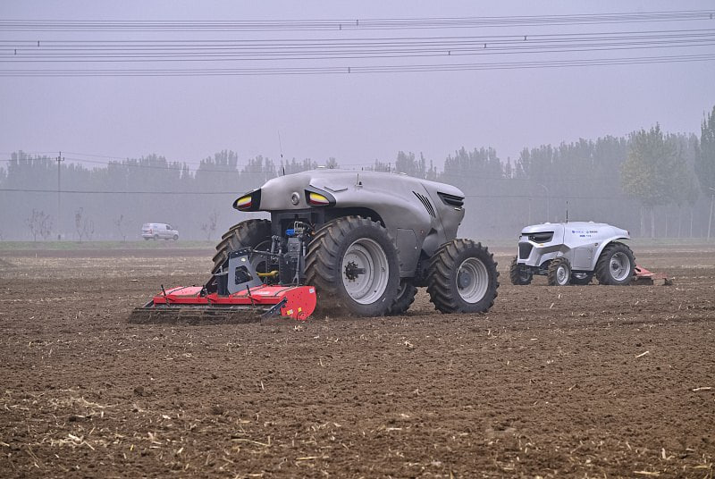 Россия и Китай договорились создать на Дальнем Востоке экспериментально демонстрационную зону российско китайского сотрудничества в сфере сельского хозяйства Об этом говорится в совместном коммюнике по итогам 30 й регулярной встречи глав правительств двух стран Ранее в рамках визита в КНР глава Минсельхоза России Оксана Лут посетила Китайскую академию сельскохозяйственных наук CAAS и Китайский сельскохозяйственный университет CAU где ознакомилась с инновационными решениями и научными разработками в сфере агропромышленного комплекса О чем еще договорились Россия и Китай в области сельского хозяйства в нашем материале Фото Минсельхоз России pole journal