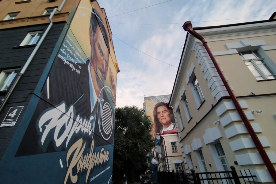 В Новосибирске завершены работы над огромными портретами Кондратюка и Кикиной   В центре Новосибирска художники окончили работу над муралами, посвященными основоположнику космонавтики Юрию Кондратюку и космонавту Анне Кикиной. Огромные портреты украшают стены жилых домов, которые расположены рядом Музеем космонавтики. Год назад в рамках проекта «Земные истории космического Новосибирска» был проведен конкурс среди художников. Из 103 эскизов был выбран вариант, предложенный граффитистом, работающим под псевдонимом Jovanny  Иван Копёнкин . Работы на объекте начались в мае, основной объем был выполнен в июне. Сейчас, когда с домов убрали строительное оборудование, муралы выглядят так, как были задуманы художниками. Подробнее читайте по ссылке   INFOPRO54     Фотографии Infopro54, автор Мария Гарифуллина