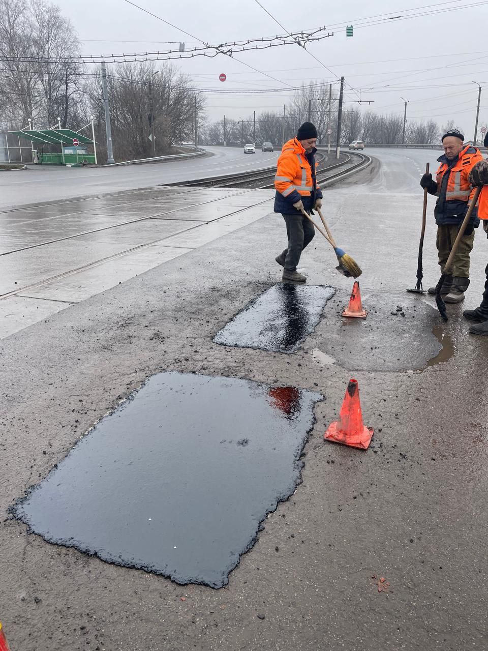 Улицы Курска чистят от грязи 72 дорожника и 51 спецмашина  В комитете ЖКХ и в комитете городского хозяйства рассказали, что около 112 человек сегодня наводят порядок на территории областного центра. Работы проводят и на дорогах, и в общественных пространствах.  Очищают проезжую часть от мусора, пыли и грязи 72 сотрудника подрядных организаций и 51 единица специализированной техники. Также 40 специалистов и 12 единиц техники трудятся в парках, скверах и на площадках.  Продолжается ямочный ремонт на улицах Республиканской, Союзной, 8 Марта, ВЧК, Пост Кривец и других.  Фото: администрация города Курска.