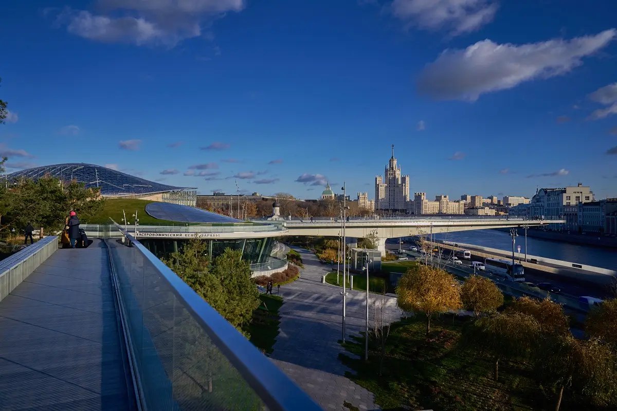 В МОСКВЕ РАСТЕТ ДОЛЯ ГОРОЖАН СРЕДИ ПОСТОЯЛЬЦЕВ ОТЕЛЕЙ В пресс службе городского комитете по туризму отметили что в среднем 15 гостей московских гостиниц приходится на жителей столицы Глава комитета Евгений Козлов на вручении премии Путеводная звезда 2025 сообщил что часто горожане бронируют номера в гостиницах на целые выходные Он также отметил что за счет качественного туристического предложения В Москве не наблюдается разделение на высокий и низкий сезоны Средства размещения показывают равномерную загрузку которая увеличивается в праздники выходные дни а также во время проведения масштабных мероприятий