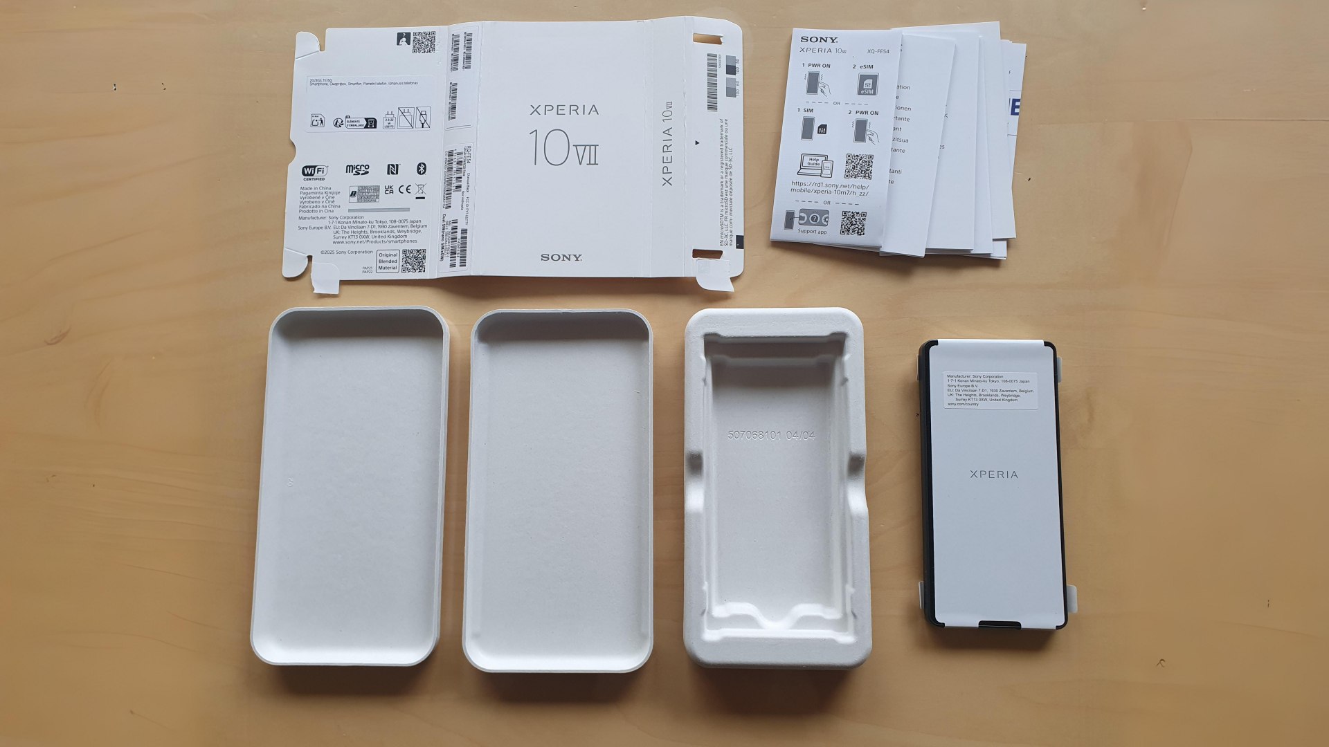 Впереди планеты всей комплект Sony Xperia 10 VII лишился кабеля Внутри коробки помимо самой новинки и кипы бумажек больше ничего нет пожаловался пользователь Reddit Прецедент показательный так как открывает дорожку для экономии другим производителям смартфонов В 2020 году Apple выпустила iPhone 12 без зарядного блока прикрывшись заботой об экологии а потом также заботливо предложила эти аксессуары в своём магазине Android производители фишку смекнули быстро и последовали этому примеру С того момента в комплекте можно было найти смартфон документацию и редко чехол В этот раз Sony обогнала Apple но целью скорее было не приумножить доход а сократить издержки потому Xperia уже очень давно нишевый смартфон Впрочем айфон без ничего тоже долго ждать не придётся AirPods 4 и Pro 3 поставляются без зарядного кабеля Возможно в следующем году коробка iPhone опустеет ещё больше Автор Матвей Филькин
