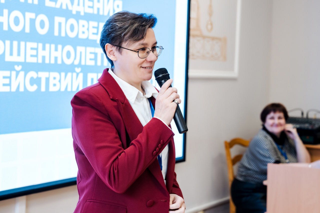 Федеральный центр Профилактика на III Международной научно практической конференции по вопросам развития детского движения Центр на конференции представила Ирина Бобровская начальник отдела сопровождения образовательных программ Она выступила с темой Профилактические возможности Движения Первых для детей находящихся в конфликте с законом Ирина Александровна обратила внимание на несколько ключевых проблем в воспитании детей отсутствие четких нравственных ориентиров и понимания базовых ценностей низкий уровень самостоятельности и ответственности недостаточно развитые коммуникативные навыки отсутствие положительного примера взрослых Эксперт подчеркнула что большинство перечисленных проблем затрагивают всех детей и подростков а дети находящиеся в конфликте с законом в первую очередь испытывают внутренние противоречия У них часто нет тех ориентиров и ценностей которые могли бы предотвратить правонарушения Миссия Движения Первых приобретает особое значение в таких условиях Она направлена на приобщение детей к ценностям которые вдохновляют направляют формируют необходимые навыки и объединяют их в стремлении к лучшему будущему Запись секции можно посмотреть по ссылке ФЦП новости