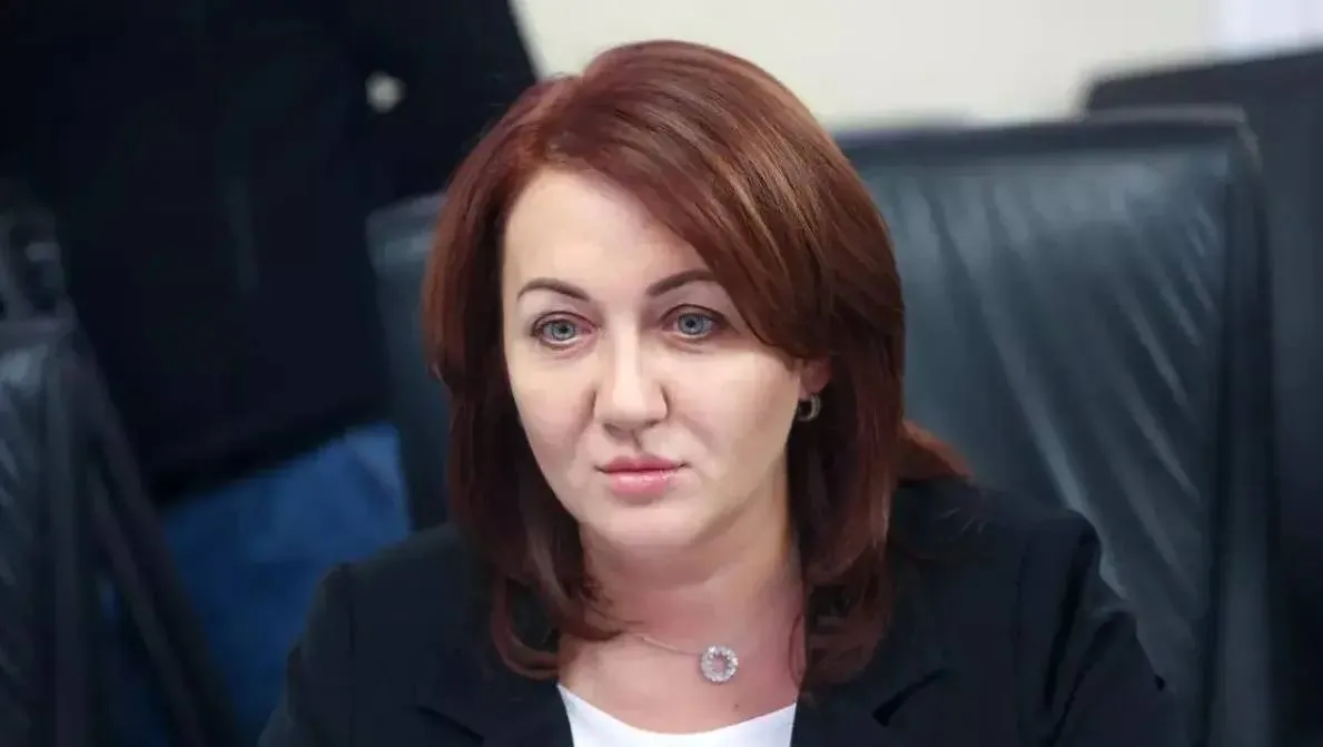 ТОЛК новости Барнаула Алтайского края и Республики Алтай Алтайский сенатор предложила расширить господдержку общественного транспорта Сенатор Наталья Кувшинова предложила проработать варианты распространения мер господдержки на небольшие населенные пункты чтобы они могли на льготных условиях обновлять общественный транспорт В ходе дискуссии я обратила внимание коллег что многие действующие программы обновления парка общественного транспорта рассчитаны на населенные пункты с численностью от 50 тысяч человек что безусловно крайне важно для региональных столиц крупных городов Но мы не должны забывать что четверть россиян проживает в сельской местности а в ряде таких регионов как Алтайский край количество сельских жителей превышает 40 В этой связи я предложила проработать варианты распространения мер господдержки на населенные подробнее на канале ТОЛК новости Барнаула Алтайского края и Республики Алтай
