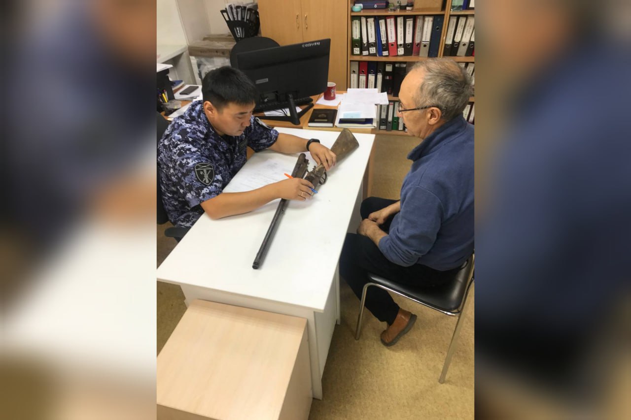 В Улан-Удэ гражданин сдал найденное оружие В отделение лицензионно-разрешительной работы Управления Росгвардии по Республике Бурятия с заявлением о сдаче огнестрельного оружия на возмездной основе обратился житель Улан-Удэ. 65-летний гражданин пояснил росгвардейцам, что обнаружил оружие на чердаке дачи во время ремонта крыши, которая стала протекать. Ружье лежало в мешке, закопанное в шлаке. Мужчина купил дачу более 10 лет назад, но на чердак забрался первый раз. Подробности в нашем канале ДЗЕН