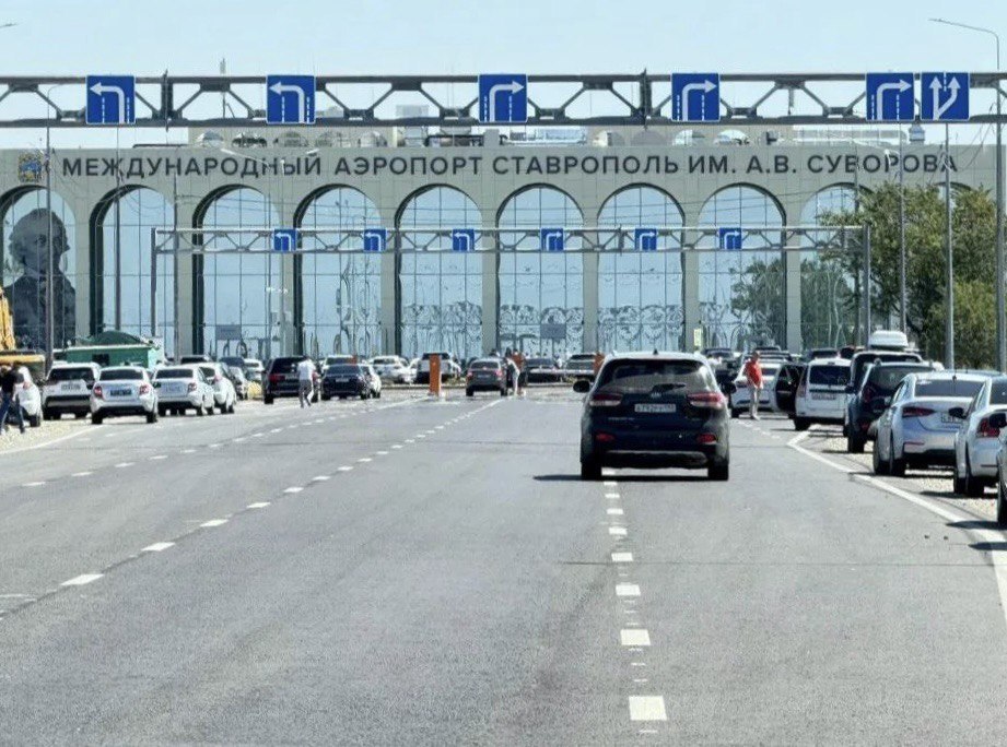 Международные терминалы аэропортов Ставрополья реконструируют до 2030 года Реконструкцию в Ставрополе намерены завершить в 2029 году в Минеральных Водах в 2028 году Также запланировано обновление и расширение территории взлетно посадочных полос Основная цель сохранение направлений которых в настоящее время 60 в том числе 47 внутренних и 13 международных Стараемся расширить возможности путешествий по Российской Федерации и за ее пределами Самые популярные маршруты в любое время года Минеральные Воды Минск Ставрополь Сочи прокомментировал министр дорожного хозяйства и транспорта Ставропольского края Евгений Штепа udhsk26