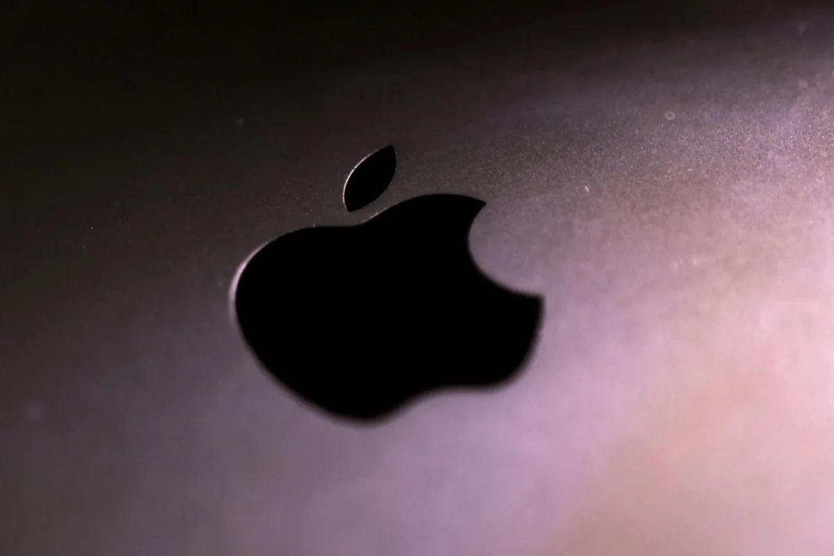 Apple в новой iOS 27 которая должна выйти осенью 2026 года даст пользователям выбирать между сторонними моделями для работы с Apple Intelligence узнало Bloomberg Чтобы выбрать ИИ модель нужно будет скачать её приложение а затем назначить в настройках как предпочитаемую Сейчас тестируются модели от Google и Anthropic vc ru apple 2912260