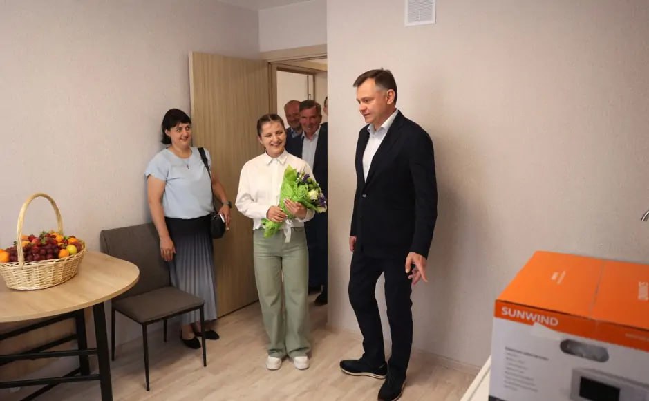 В Ростове детям-сиротам вручили ключи от квартир в ЖК «Суворовский» Глава Ростовской области Юрий Слюсарь 31 мая, накануне Дня защиты детей, вручил 15 детям-сиротам ключи от квартир в ЖК «Суворовский». Они будут жить в благоустроенном жилье с ремонтом, современной мебелью и сантехникой в новом 17-этажном здании. Глава региона зашёл в гости к ребятам и поздравил их с новосельем. «Я бы очень хотел, чтобы этот дом стал основой вашей благополучной жизни, чтобы вы создавали семьи, и в ваших домах царили добро и уют. Желаю, чтобы у вас все получалось, вы приобрели профессию, завели друзей. В добрый путь!» — пожелал им Юрий Слюсарь. Он напомнил, что сенью в микрорайоне «Суворовский» отроются две новые школы и несколько детских садиков. Кроме того, там уже есть парк, который будут продолжать благоустраивать. А пока в микрорайоне решается проблема транспортной доступности. Глава региона также рассказал, что в этом доме получат квартиры ещё 92 ребенка-сироты. А всего в этом году решить эту проблему планируется для 824 юношей и девушек, оказавшихся в сложной жизненной ситуации. Подписаться на "Новости Ростова" Прислать новость