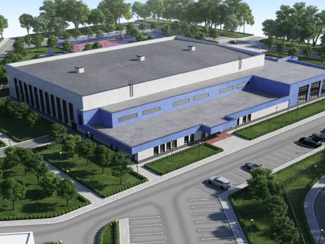 Министерство строительства Московской области утвердило программу возведения 16 новых социальных объектов на 2026 год среди которых долгожданный физкультурно оздоровительный комплекс с крытым катком в Кашире В настоящее время активно ведутся работы по подготовке площадки для строительства В рамках государственной программы в регионе также планируется построить 9 школ и детских садов и 7 спортивных сооружений Каширский ФОК будет располагаться по адресу улица Парковая дом 5 На данный момент на этом участке завершены работы по планировке территории и демонтажу старого фундамента Также обустроены временные подъездные пути После получения положительного заключения государственной экспертизы начнётся возведение основных монолитных конструкций Проект предусматривает создание современного спортивного центра с ледовой ареной и зонами для подготовки спортсменов Комплекс сможет одновременно принимать более 300 человек Планируется что объект будет введён в эксплуатацию в 2026 году