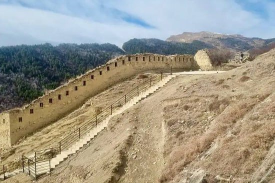 В дагестанском селе Гуниб завершили благоустройство пешеходной тропы к крепостной башне   Проект был реализован за счет субсидии выделяемой на развитие туризма в регионе Был создан не только безопасный и удобный маршрут но и обустроена смотровая площадка с живописными видами   Гунибская крепость последний оплот имама Шамиля является одной из самых популярных достопримечательностей республики