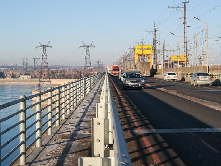 Облкомдортранс бессрочно запретил допуск грузовиков на мост Волжской ГЭС  Приказом комитета транспорта и дорожного хозяйства Волгоградской области прекращен допуск грузовых автомобилей на мостовой переход в составе Волжской ГЭС.  Как узнал Волжский.ру из документа, ограничения введены с 00.00 часов 5 июня в связи с введением на объекте транспортной инфраструктуры уровня безопасности № 3. Требования безопасности включают также требования к антитеррористической защищенности объекта. Волгоградавтодору совместно с подрядчиком ООО «Рисна» поручено установить перед въездом на мост соответствующие дорожные знаки и информационные щиты.  Обеспечить организацию движения с учетом ограничений поручено ГБУ ВО «Дирекция автомобильных дорог». Срок окончания ограничений не установлен. Напомним, допуск грузовиков на плотину Волжской ГЭС ограничен еще с апреля 2024 года. Правда, тогда дорожники официально ссылались на некий ремонт, которого никто не видел.  #ВолжскийРу #волжский #vlz