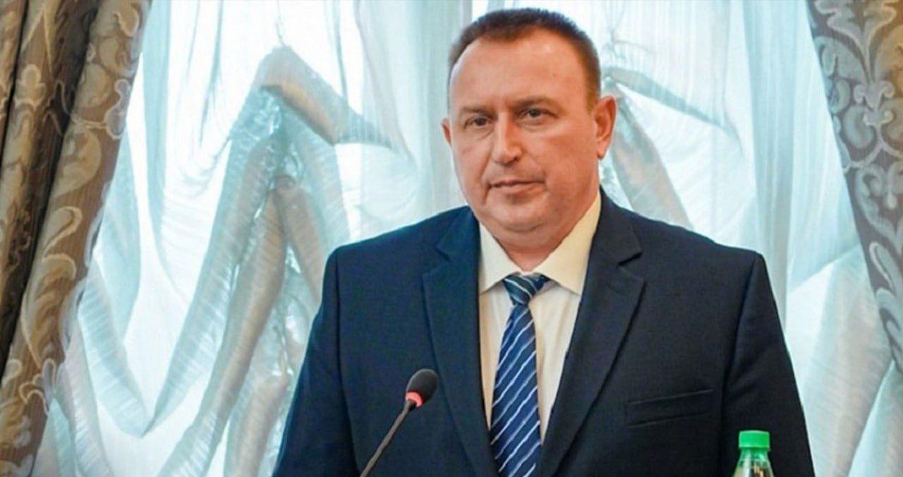 Арестован экс мэр Волгодонска он получил квартиру для дочери как малоимущий при этом скрыл свои счета Юрий Мариненко по версии следствия в 2016 году подделал документы о доходах передал их в администрацию указал что зарабатывал по 24 тысячи в месяц в 2015 м итого 288 тысяч После оформления всех бумаг он получил квартиру площадью 63 8 квадрата за 2 5 миллиона рублей по договору соцнайма Жильё оформил на свою дочку Аферу бывшего мэра Волгодонска раскрыли его задержали в его частном доме накануне там же прошли обыски Экс чиновника отправили в СИЗО Также Мариненко скрыл что у него есть 6 банковских счетов Возбуждено уголовное дело по статье Мошенничество в особо крупном размере Пост главы администрации Мариненко занимал полтора года в июле этого года он ушёл в отставку по собственному желанию