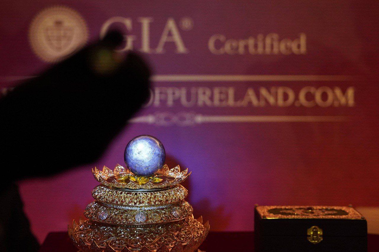 На Шри Ланке показали крупнейший фиолетовый сапфир В Коломбо столице Шри Ланки представили крупнейший в мире фиолетовый звездчатый сапфир весом 3563 карата 712 6 граммов Камень был найден в 2023 году в карьере недалеко от города Ратнапура на юго западе страны Звездчатыми называют камни с оптическим эффектом астеризма при падении света на полированную поверхность появляется звездообразная фигура У Звезды Чистой Земли шесть лучей и уникальный лиловый оттенок обусловленный примесью ванадия По оценкам международных экспертов стоимость сапфира составляет 300 400 миллионов долларов В ближайшее время камень выставят на торги MIR24MOLDOVA Подпишись