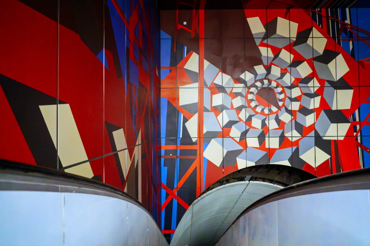 В вестибюле станции Путиловская представили готовое панно Оно выполнено из сотовых алюминиевых панелей с печатным изображением Сюжет панно отсылает к истории Путиловского завода абстрактная композиция аллегорически отражает машиностроение чугунное и художественно литейное производства Подробнее