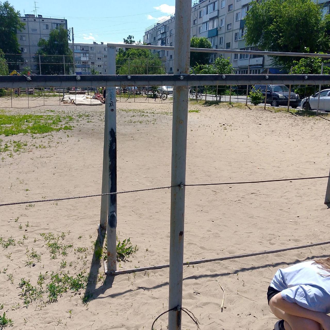 Главный прокурор Зауралья поручил проверить безопасность детских площадок после сообщений о травмах ребенка — В Рябково во дворе дома ул. Перова, 10 пострадал ребенок 11 лет. Натянутый трос остановил игру печальным исходом. Детские площадки просто никакие. Мы в каком веке живём, что для детей не могут сделать хорошие дворы!!! — написала местная жительница в группе «Инцидент Курган» во «ВКонтакте». Где в Кургане можно найти опасные детские площадки? Пишите адреса в комментариях