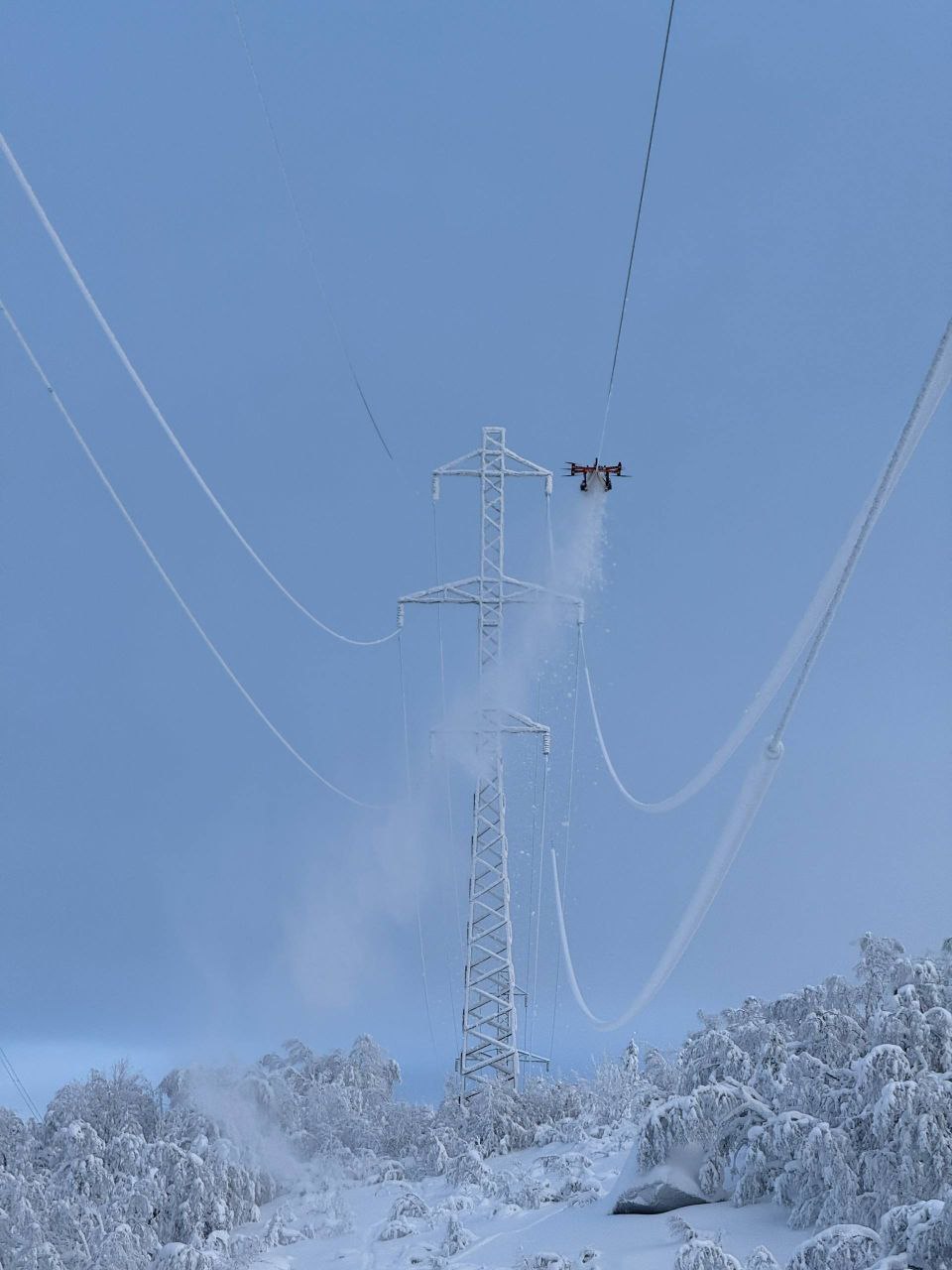 Испытания по очистке ЛЭП с помощью БПЛА провели в Мурманской области Как сообщил в своем телеграм канале губернатор Андрей Чибис работы проводились в сложных условиях на некоторых участках связь глушится На очистку каждого провода уходит примерно 4 5 минут В Лаборатории будущего подчеркнули что сейчас очистка ЛЭП выполняется с помощью дорогостоящих систем плавки гололеда либо вручную с отключением линии при помощи специальных шестов В этом случае получается очистить только отдельные участки пролетов Применение Паука даст возможность обслуживать инфраструктуру там где прежние методы кажутся рискованными и дорогими Фото Лаборатория Будущего Канатоход ВК Все самые важные новости Telegram MAX