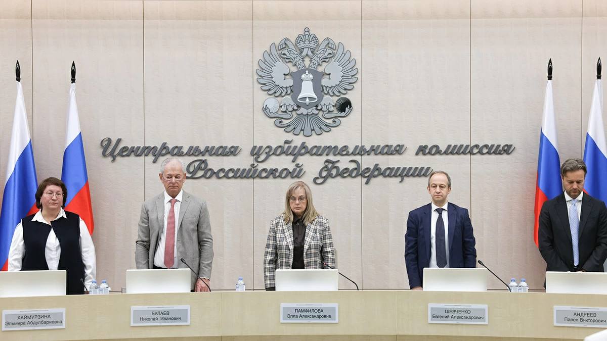 В марте 2026 г заканчивается второй срок Эллы Памфиловой на посту председателя Центризбиркома ЦИК и она вероятнее всего будет вновь переназначена на эту должность Об этом сказали пять источников Ведомостей близких к администрации президента АП и ЦИК Один из собеседников Ведомостей утверждает что Памфилова занимающая должность главы ЦИК с 2016 г уже получила предварительную поддержку в Кремле Впрочем как отмечает собеседник знакомый с процедурой формирования ЦИК такие решения всегда могут быть переиграны с учетом сложной конъюнктуры Пока ничто не указывает что есть запрос на серьезную перестройку ЦИК рассуждает он