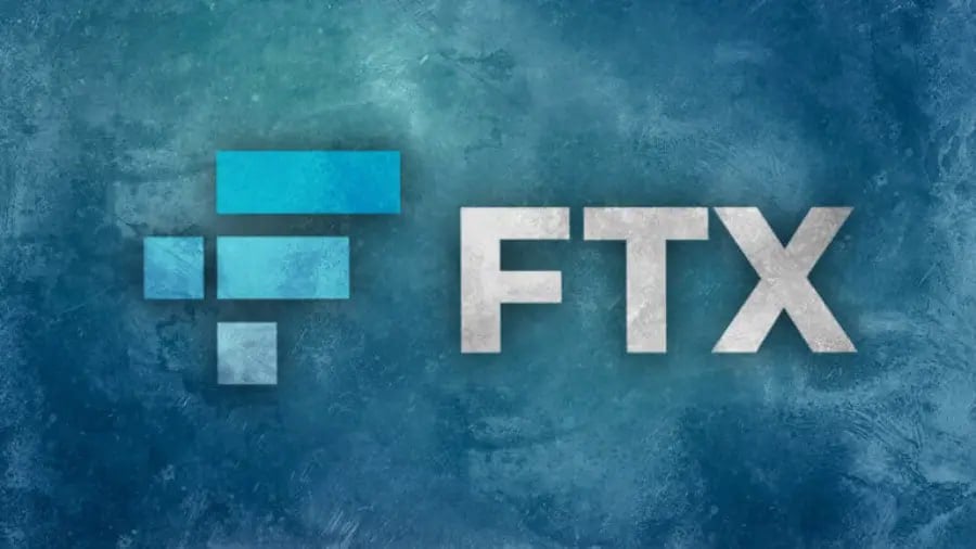 Биржа-банкрот FTX и платформа Bybit достигли соглашения на $225 млн  Банкротящаяся криптобиржа FTX и торговая площадка Bybit достигли соглашения на сумму более $225 млн, благодаря которому FTX сможет забрать $175 млн со своих счетов на площадке и ускорить процесс возврата средств пострадавшим клиентам.  FTX обратилась в суд по делам о банкротстве округа Делавэр с просьбой одобрить мировое соглашение, достигнутое с Bybit и связанными с ней ответчиками. Слушание по делу об утверждении финансового соглашения должно состояться 20 ноября. После одобрения договора судом биржа сможет вернуть цифровые активы на сумму $175 млн, хранящиеся на Bybit, и продать токены BIT инвестиционному подразделению Bybit, корпорации Mirana, на сумму $53 млн.  «Благодаря соглашению об урегулировании кредиторы получат практически все, что стремятся получить, и компания сможет снизить затраты на продолжающиеся судебные разбирательства», — заверили представители банкротящейся криптобиржи.  В иске от 2023 года FTX утверждала, что Mirana использовала особые привилегии для вывода активов на сумму $327 накануне краха платформы в ноябре 2022 года, в то время как другие владельцы счетов были лишены такой возможности.  Новая сделка является одной из нескольких, подписанных генеральным директором Джоном Дж. Рэем III  John J. Ray III , взявшим на себя управление FTX и связанными с ней структурами после объявления о банкротстве осенью 2022 года. В октябре 2024-го FTX получила одобрение суда на выполнение выплат $12,6 млрд клиентам, пострадавшим от прекращения деятельности биржи.      #Новости    #Криптовалюты   #Финансы  Нашли ошибку? - напишите нам.   ДЕНЕЖНЫЙ  ФОКУС   ПОДПИСАТЬСЯ