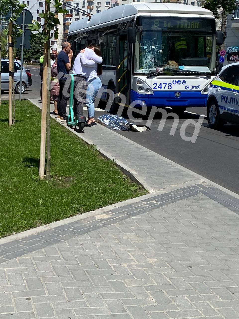 В Кишинёве на Ботанике, на бульваре Дечебал троллейбус насмерть сбил женщину, которая перебегала дорогу в неположенном месте. Трагедия. Несколько сэкономленных секунд стоили человеку жизни и добавили немало проблем водителю. Переходите дорогу только в разрешённых местах и напоминайте об этом близким. #Кишинёв #ДТП #Троллейбус #Наезд_ГТ #Кишинёв_ГТ Троллейбус Trolleybus