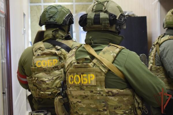 При содействии СОБР Росгвардии пресечена противоправная деятельность жителя Севастополя, подозреваемого в публичных призывах к экстремизму. Как установило следствие, мужчина неоднократно публиковал в социальных сетях видео с пропагандой насилия в отношении национальных и религиозных групп, а также призывал к физической расправе над медицинскими работниками. Подозреваемый задержан по месту временного проживания в Краснодаре сотрудниками ФСБ и полиции при силовой поддержке севастопольского СОБР «Сокол». По факту экстремистской деятельности возбуждено уголовное дело.