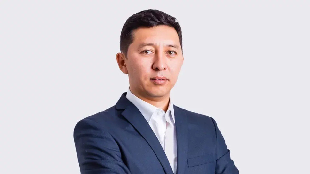 Токаев назначил «белого хакера» руководителем ситуационного центра Совета безопасности  Арман Абдрасилов сменил на этом посту Амангельды Омарбекова, освобождённого от должности в июне. Касым-Жомарт Токаев назначил Абдрасилова заведующим ситуационным центром Совбеза. Распоряжение Акорда опубликовала сегодня.  Абдрасилов начал карьеру в 2001 году инженером в Научно-исследовательском институте математики и механики. С 2002 по 2012 год работал в Национальном научно-техническом центре, затем семь лет возглавлял Центр анализа и расследования кибератак  ЦАРКА  — объединение казахстанских IT-специалистов, занимающееся вопросами кибербезопасности.  Назначение Абдрасилова — ещё одна перестановка в структурах Совбеза. В конце июня, напомним, должность первого заместителя секретаря Совета безопасности получил бывший министр обороны Руслан Жаксылыков, которого уволили с поста чуть раньше.  Ещё раньше, в середине июня, с поста заведующего ситуационным центром убрали Амангельды Омарбекова. Он возглавлял структуру с августа 2022 года  после Кантара . Центр отслеживает ключевые процессы в стране, выявляет угрозы и координирует взаимодействие между силовыми и государственными органами.  И в качестве завершения — порция интересных деталей. В материале «Коррупция, футболисты и экономия бюджета: почему Багдат Мусин „убил“ холдинг „Зерде“» Абдрасилов, экс-глава холдинга, рассказал о коррупционных схемах, фиктивных сотрудниках и профессиональных разногласиях с Мусиным.  • Фото: кабмин.