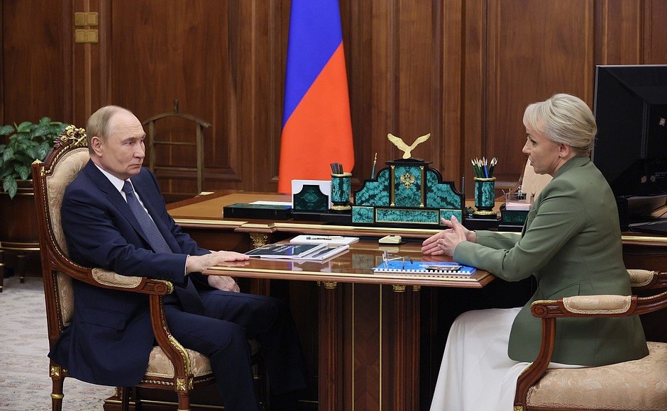 Путин встретился с Костюк Глава Еврейской автономии Мария Костюк доложила президенту РФ Владимиру Путину о социально экономическом развитии региона Особое внимание она уделила сфере образования подготовке специалистов для местных предприятий и привлечению в регион медперсонала
