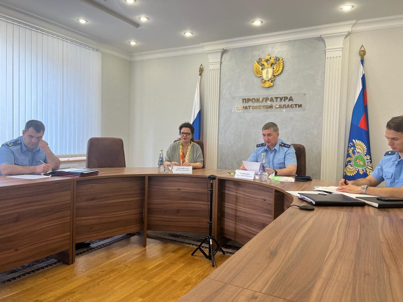 Прокурор Саратовской области Сергей Владимирович Филипенко провел личный прием предпринимателей   Сегодня, 5 августа 2025 года, прокурор Саратовской области Сергей Владимирович Филипенко провел очередной личный прием представителей бизнес-сообщества региона.   В приеме также приняла участие Уполномоченный по защите прав предпринимателей Саратовской области Полина Георгиевна Московская.   На прием обратилось 13 предпринимателей по различным вопросам.   Основными темами, волнующими предпринимателей, стали такие как оплата исполненных государственных контрактов, законность привлечения к административной ответственности, исполнение судебных актов и другие.   ‍ Прокурор региона поручил по всем обращениям незамедлительно организовать проверки, при наличии оснований принять исчерпывающие меры реагирования.   Результат проверок руководитель регионального надзорного ведомства взял на личный контроль.   Вопросам защиты прав субъектов предпринимательской деятельности прокуратурой области уделяется повышенное внимание. В первый вторник каждого месяца проводится Всероссийский день приема предпринимателей. На регулярной основе прокурор области проводит тематические приемы, в том числе совместно с Уполномоченным по правам предпринимателей в Саратовской области.   Работа в данном направлении продолжена.