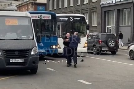 Личности водителей автобусов, устроивших драку, установили в Иркутске Полицейские доставляют их в отдел Читать подробнее на сайте...