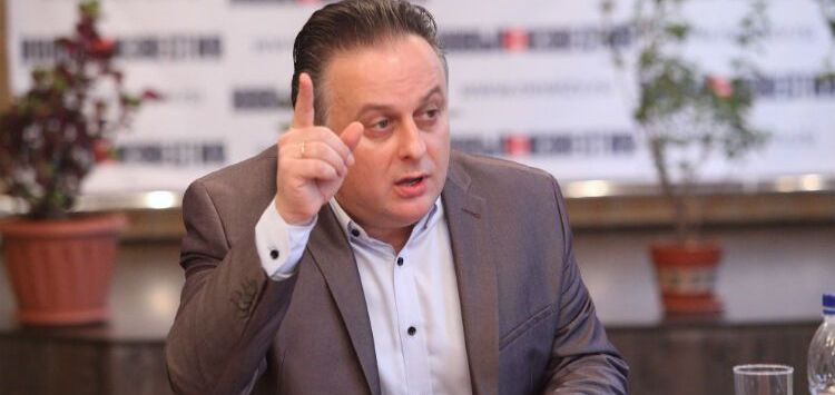 ВО ВЛАДИКАВКАЗЕ НАГРУБИЛИ ДИРЕКТОРУ ВАХТАНГОВСКОГО ТЕАТРА КИРИЛЛУ КРОКУ — деятель искусств ответил культурно, но мощно! В столице Северной Осетии в эти дни в разгаре II Всероссийский театральный фестиваль «Вахтангов. Путь домой». На показе спектакля "Все утопить" прямо у пруда в центральном парке собралась огромная масса людей. А Кирилл Крок лично регулировал паломничество в зону СМИ. И вот одна дамочка возмутилась: "Почему Вы меня выгоняете ? Это вообще-то Вы у нас в гостях!" Крок ответил мощно: "Я думал, что могу чувствовать себя здесь, как дома, потому что мы в культурной столице". Кстати, таковой Владикавказ делает именно театральная среда и постоянное внимание лучших театров страны. В общем, говорят, неловко стало всем культурным людям, кроме той дамочки. "Элитная" туса не краснеет..