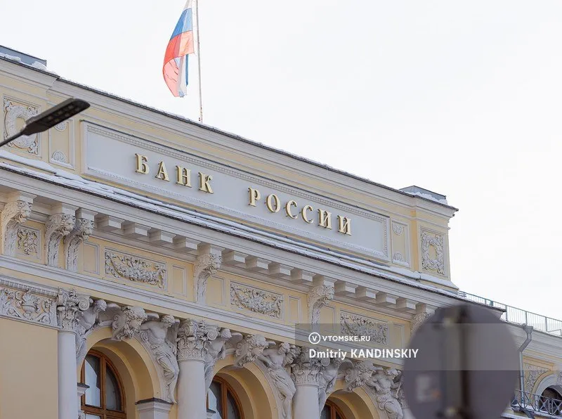 Банк России снова снизил ключевую ставку на 0 5 до 14 5 По информации Центробанка в первом квартале 2026 года текущий рост цен с поправкой на сезонность в среднем составил 8 7 в пересчете на год после 4 4 в четвертом квартале 2025 го Аналогичный показатель базовой инфляции в среднем составил 6 3 после 5 в предыдущем квартале В ЦБ считают что такая динамика связана с разовыми факторами прежде всего с повышением НДС и индексацией регулируемых цен и тарифов Российская экономика в первом квартале замедлилась в том числе из за подстройки к произошедшим налоговым изменениям В ЦБ считают что на это также повлияло меньшее количество рабочих дней и неблагоприятные погодные условия Инвестиционная активность остается сдержанной Сохраняется тенденция на замедление роста потребительского спроса несмотря на некоторое оживление в марте добавил регулятор томск новоститомска Прислать новость   Подписывайся на vtomske ru