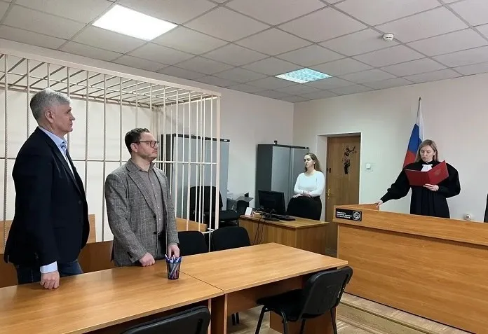 Суд постановил приговор экс начальнику департамента транспорта и благоустроительного комплекса новосибирской мэрии Константину Васильеву Бывшего чиновника не стали отправлять в колонию но запретили работать во власти Согласно приговору Центрального райсуда Новосибирска Константина Васильева оправдали по статье о злостном неисполнении решения суда ч 2 ст 315 УК РФ не найдя в его действиях состава преступления По статье о злоупотреблении должностными полномочиями с тяжкими последствиями ч 3 ст 285 УК РФ экс главу дептранса признали виновным приговорили к полутора годам колонии но зачли срок нахождения в СИЗО и под домашним арестом за решетку Васильев не отправится хоть и не сможет в течение полутора лет работать в органах местной власти Подробнее по ссылке   ksonline ru 605590 byvshemu glave novosibirskogo departamenta transporta vynesli prigovor
