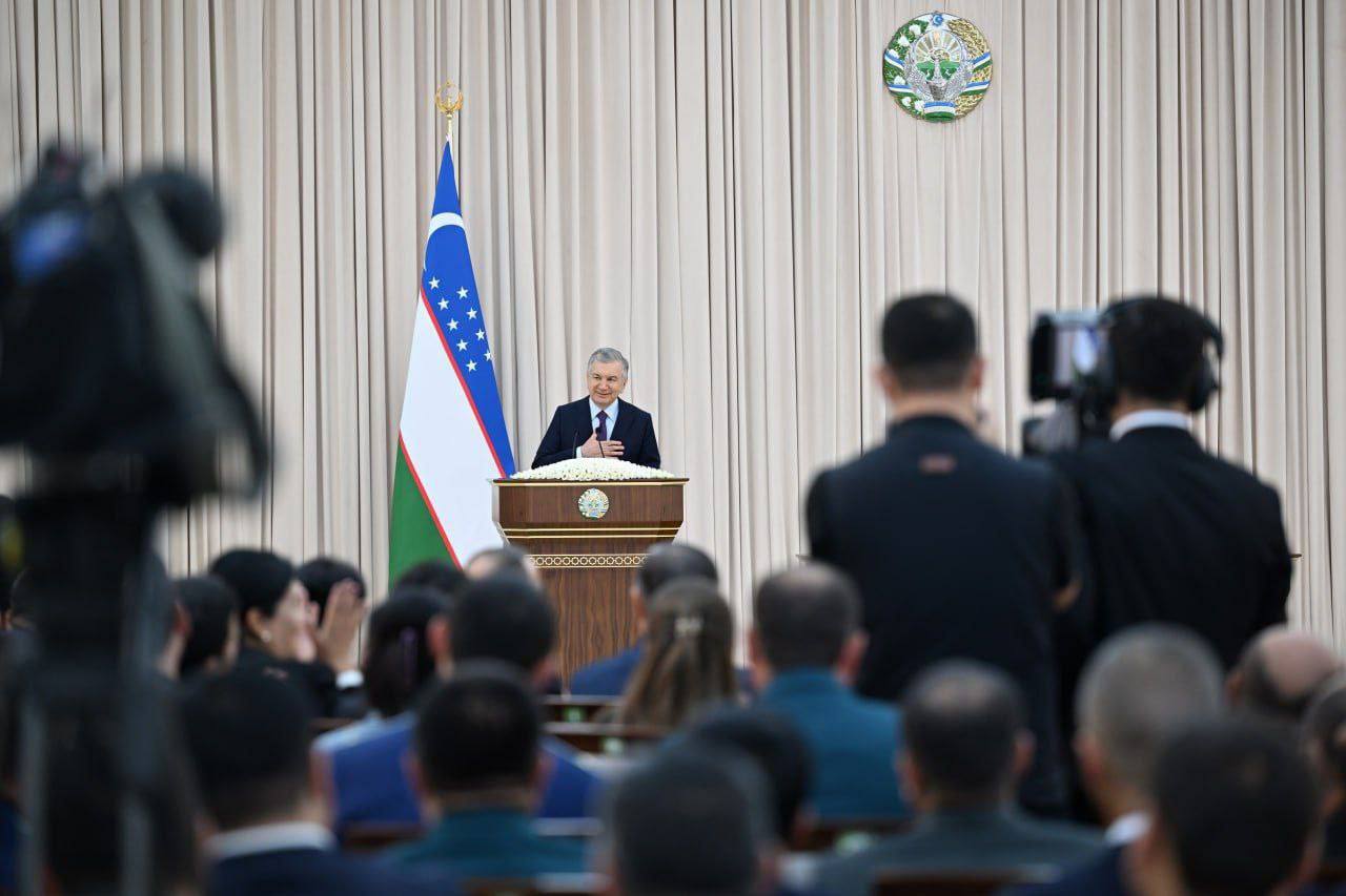 Мирзиёев озвучил масштабные планы по развитию Намангана Президент поручил до конца года открыть торговые дома в Варшаве и Лондоне по 1 тыс кв м каждый а в течение двух лет реализовать 25 крупных проектов на 1 млрд Текстиль остаётся ключевой отраслью региона на неё приходится треть промышленности и половина экспорта Для расширения сотрудничества с мировыми брендами в Намангане создадут проектный офис а число предприятий с международной сертификацией увеличат до 50 Чартак превратят в круглогодичный туристический центр долины На его развитие направят 50 млн парк Фуркат расширят вдвое вдоль реки Чартаксай построят 11 км дорожек а вокруг водохранилища и озера Арашан появятся гостиницы рестораны и зоны отдыха рассчитанные на приём до 1 млн туристов в год Также началась реконструкция старого моста через Карадарью и трассы Пунган Наманган стоимостью 246 млн После завершения работ пропускная способность и скорость движения значительно вырастут Отдельное внимание уделят социальной сфере людям с деменцией и болезнью Паркинсона будут доступны специализированные услуги по уходу Вместе с инициативными и трудолюбивыми наманганцами мы превратим область в один из самых благоустроенных регионов страны подчеркнул Шавкат Мирзиёев Не пропустите главные новости дня подписывайтесь на EVENT uz