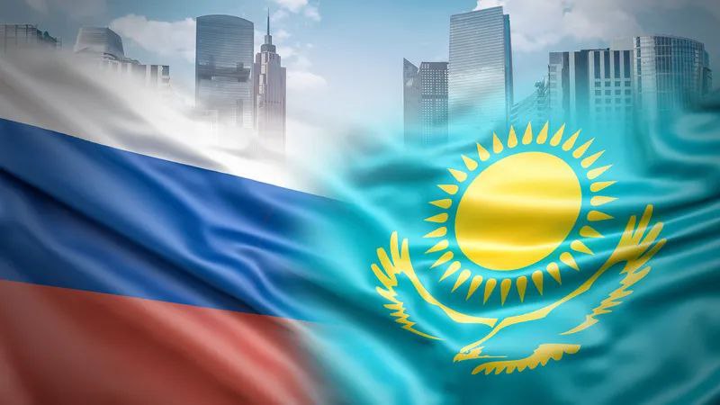 Торговый обмен между Казахстаном и Россией уже превысил 28 миллиардов долларов и амбициозная цель достичь отметки в 30 миллиардов долларов как сообщил казахстанский посол в Москве Даурен Абаев Он подчеркнул что президент Казахстана Касым Жомарт Токаев поставил перед собой задачу модернизировать пограничные переходы и увеличить их пропускную способность По словам дипломата эти шаги могут способствовать росту товарооборота наряду с обновлением дорожной инфраструктуры Однако стоит отметить что в первом полугодии 2025 года наблюдалось небольшое снижение товарооборота между двумя странами экспорт Казахстана в Россию сократился на 20 а импорт из России в Казахстан на 14 Казахстан