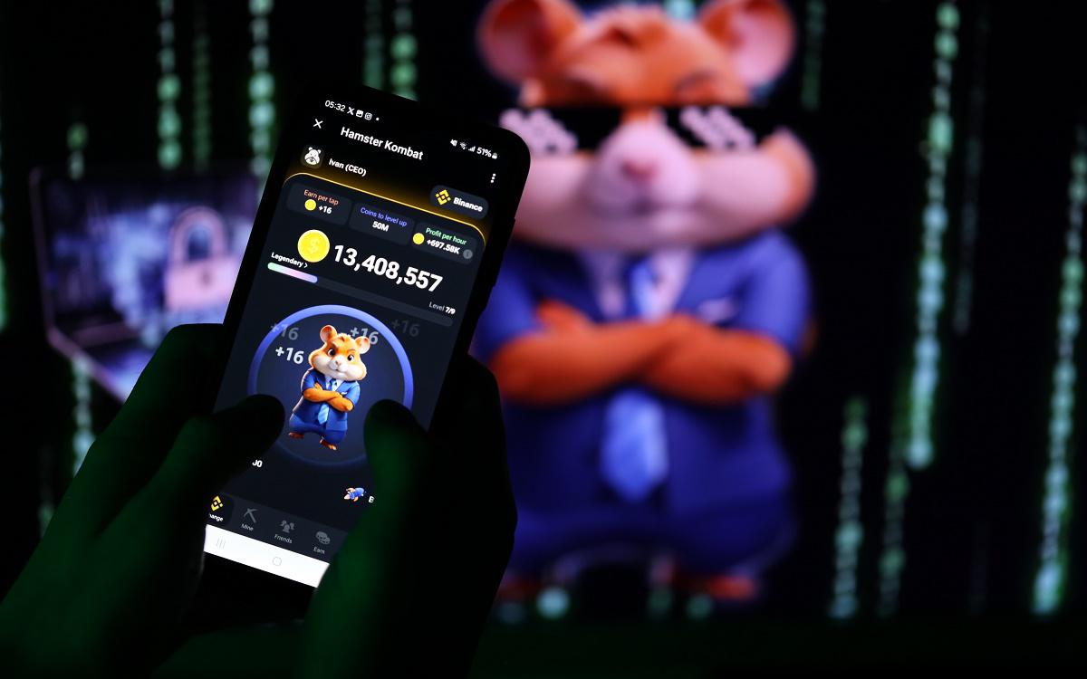 «Тапать хомяка»: почему весь мир играет в Hamster Kombat  Вчера на всех крупных криптобиржах начались торги новым токеном Hamster Kombat  HMSTR , который уже успел привлечь внимание миллионов пользователей по всему миру. Вирусная игра Hamster Kombat, запущенная в марте 2024 года, предлагает зарабатывать виртуальные монеты, нажимая на экран смартфона и выполняя различные задания. За каждым тапом на мультяшного хомяка скрывается потенциальный доход, что подогревает интерес к проекту. Команда разработчиков пока держит в тайне детали распределения токенов среди пользователей, что вызывает многочисленные обсуждения и догадки. Между тем, популярность игры продолжает расти, и пользователи активно придумывают способы ускорить процесс зарабатывания монет, используя, например, перкуссионные массажеры.  Этот пост написан ИИ «РБК Трендов»