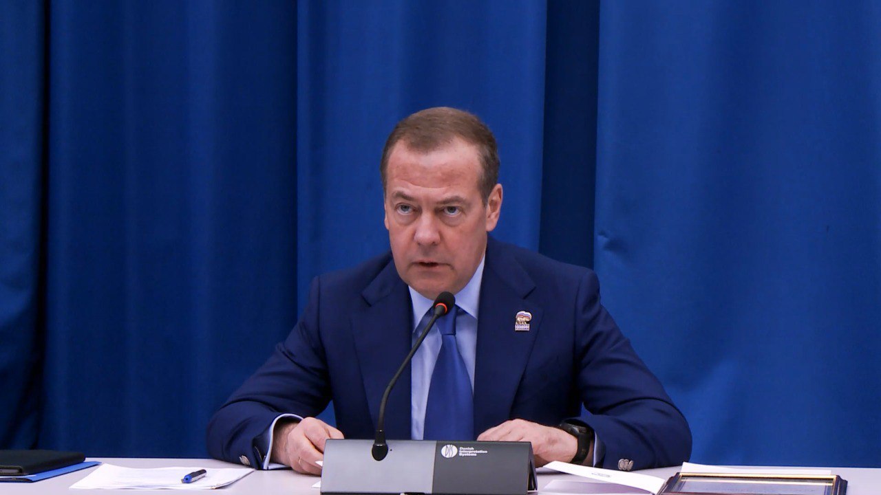 Дмитрий Медведев о ключевых результатах выполнения народной программы Единой России Это в том числе модернизация инфраструктуры образования и здравоохранения До конца текущего года будет построено и отремонтировано более 9 5 тысяч школ и детсадов свыше 14 тысяч ФАПов амбулаторий и поликлиник стартовали новые программы капитального ремонта детсадов и учреждений среднего профессионального образования общежитий вузов в городах благоустроено более 76 тысяч общественных пространств и дворов на селе созданы и модернизированы свыше 2 тысяч домов культуры работники культуры теперь включены в программы по привлечению на село квалифицированных специалистов так же как учителя и врачи продолжается социальная газификация до конца года возможностью подключения воспользуются свыше миллиона домовладений