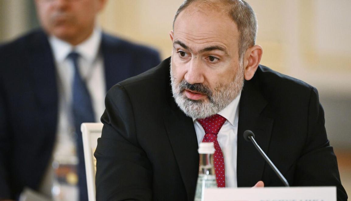Армения подала заявку на вступление в ШОС – Пашинян  Премьер-министр заявил, что Армения официально подала заявку на членство в Шанхайской организации сотрудничества. По его словам, решение принято на фоне возможной отмены статуса наблюдателя, который страна имела с 2016 года.    «Да, мы обратились для вступления ШОС. Это соответствует нашей политике балансирования и сбалансированности», – сказал Пашинян.  О желании Армении присоединиться к ШОС в начале июля заявили в МИД страны. По мнению экспертов, это скорее дипломатический жест. Ереван давно демонстрирует постепенный отход от Москвы и ОДКБ, сближаясь с США и ЕС. Пашинян также угрожал выходом из ОДКБ.    Кроме того, Китай – второй ключевой игрок в ШОС – все чаще делает ставку на Азербайджан, что снижает интерес Армении к организации. Поэтому заявку на вступление аналитики рассматривают как попытку «сохранить лицо» и смягчить напряженные отношения с Москвой, не меняя при этом курса на интеграцию с Западом.    Удастся ли Пашиняну и тут сесть на два стула?  Осташко! Важное   подпишись   #важное