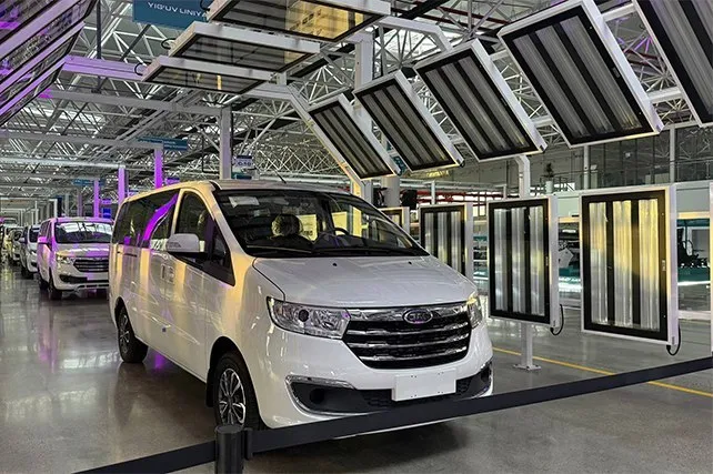В Ташкенте запущен завод JAC Motors Toshkent В специальной промышленной зоне Yangi Avlod в Ташкенте состоялась торжественная церемония открытия автомобильного завода JAC Motors Toshkent где официально запущена сборочная линия первой модели производимой в Узбекистане JAC M3 В мероприятии принял участие хоким города Ташкента Шавкат Умурзаков Он отметил значение проекта для укрепления промышленного потенциала столицы расширения современных производственных мощностей и создания новых рабочих мест Проект реализован в формате совместного предприятия между китайской компанией JAC Motors и АО Toshkent invest kompaniyasi Общая стоимость инвестиций составляет 135 млн долларов США а реализация предусмотрена в два этапа на территории площадью 30 гектаров На первом этапе проекта привлечено 35 млн долларов инвестиций и введён в эксплуатацию SKD завод с годовой мощностью до 10 тысяч автомобилей На этом этапе создано около 100 рабочих мест Производство уже запущено на базе сборки модели JAC M3 В рамках второго этапа планируется переход к CKD производству с полным циклом сборки После расширения мощностей годовой выпуск должен увеличиться до 30 тысяч автомобилей а количество рабочих мест вырасти примерно до 1000 Сообщается что в дальнейшем на предприятии планируется производство ряда моделей бренда включая JAC M4 Sunray JS8 RF8 T8 и T9 Реализация проекта рассматривается как шаг к развитию высокотехнологичного автопрома усилению конкуренции на внутреннем рынке и расширению экспортного потенциала страны Telegram Facebook Instagram LinkedIn
