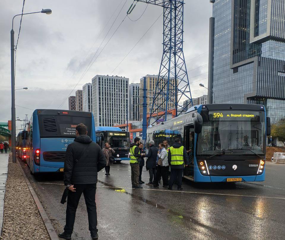 На севере Москвы проходит рейд по безбилетникам, контроллеры встречают на конечной станции и штрафуют  Перед станцией метро «Водный стадион» заходят контроллеры, отключают валидаторы и проверяют оплату.