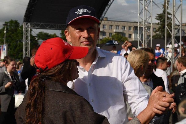 Стало ясно, с кем будет бороться Александр Дрозденко на выборах губернатора  Леноблизбирком определился с конкурентами действующего губернатора Дрозденко на выборах. В понедельник комиссия отказала в регистрации Виктора Перова, выдвинутого партией "Социальная защита", Максима Вишневского от "Гражданской инициативы", Алексея Фёдорова от "Родина", а также Ларисы Мухиной от КПРФ.  Все, кроме последней, не принесли подписи муниципальных депутатов. Мухина не смогла пройти муниципальный фильтр. В знак её поддержки расписались 44 депутата муниципальных образований, притом, ни один – уровня района.   Таким образом, у Александра Дрозденко будет 4 формальных конкурента: Андрей Лебедев от ЛДПР, Игорь Новиков от "Справедливой России", Сергей Лисовский от партии "Зелёные" и Сергей Малинкович от "Коммунистов России". Самого его зарегистрируют во вторник, 5 августа.  Также заметим, в списке тех, кто не поставил подпись за Мухину – депутат Колтушей Сергей Чирко, являющийся племянником главы Колтушей Эдуарда Чирко. Хоть и выдвигался на последних выборах от КПРФ и является членом партии. Также поступила и депутат от КПРФ в Оржицах Ломоносовского района Галина Иванова.  С другой стороны, мать депутата ЗакСа от КПРФ Евгения Тирона, Галина Тирон, оставила подпись за Александра Дрозденко. Сама она баллотировалась в качестве самовыдвиженца на последних муниципальных выборах, является депутатом Волошовского поселения и Лужского района.  Депутат Юкков Алексей Ломов, баллотировавшийся от "Единой России", отдал свою подпись за кандидата от "Партии Зелёных" Сергея Лисовского. Также поступил и депутат от ЕР в Шлиссельбурге Александр Норицын.  За эсера Игоря Новикова, к примеру, отдал свой муниципальный голос депутат из Сланцев от "Единой России" Артём Жук.    пресс-служба правительства Ленобласти