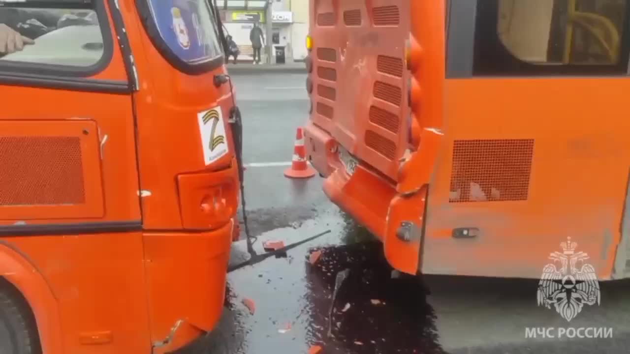 Столкновение маршрутки и автобуса в Нижнем Новгороде: пострадали пять человек