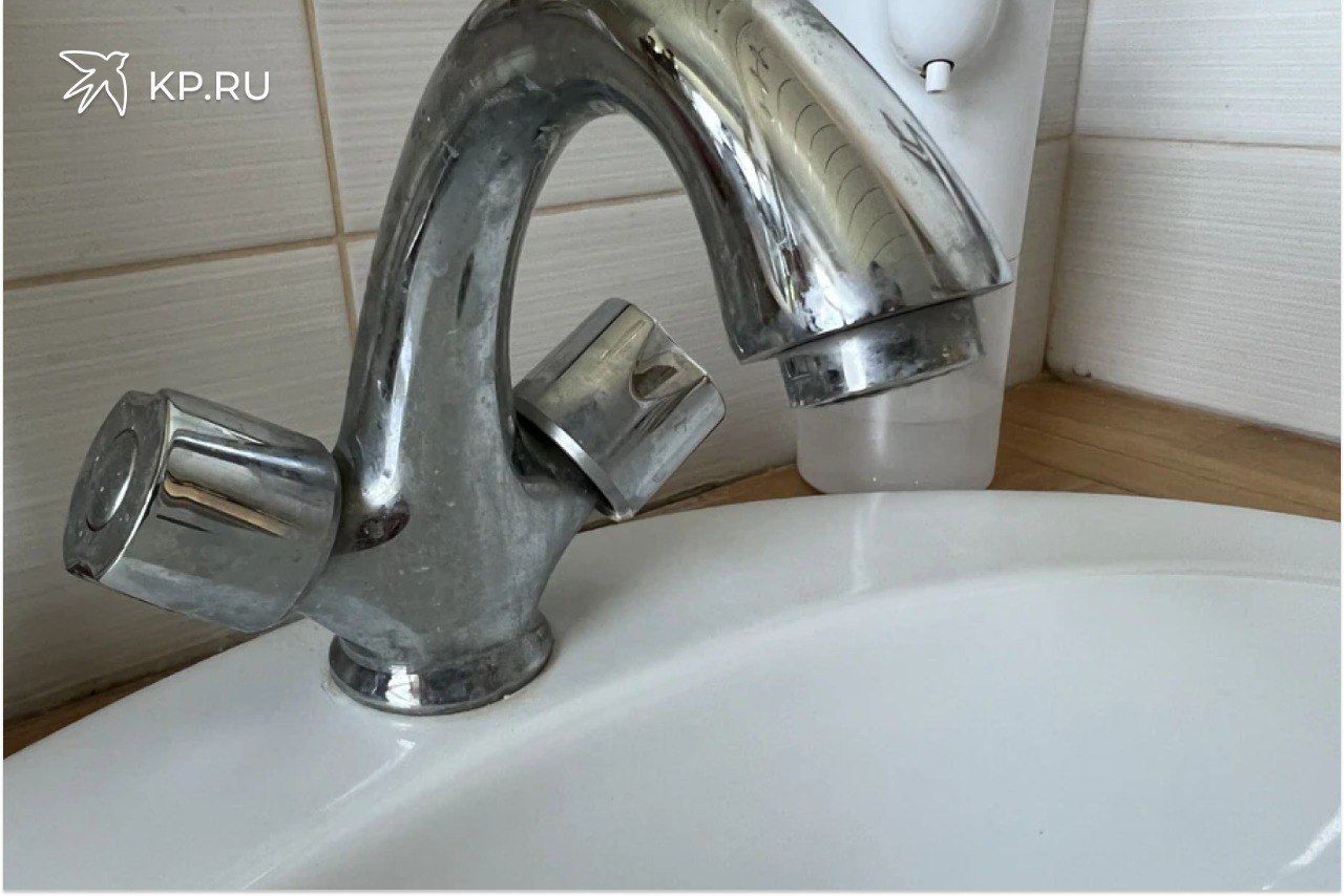 В Воронеже для устранения коммунальной аварии отключили воду еще в семи домах Еще семь домов попали в зону отключения воды в Железнодорожном районе об этом утром 26 января сообщил воронежский водоканал Это необходимо устранения повреждение на водоводе Работы по ликвидации аварии осложняют сразу несколько факторов Над линией водоснабжения проходит теплотрасса Также в зону разрытия попадает электрокабель Из за этого рабочим приходится расчищать водовод от грунта вручную отметили в РВК Воронеж Чтобы добраться до места повреждения за ночь аварийная бригада разработала два котлована площадью 36 и 4 квадратных метров В зону дополнительного перекрытия водоснабжения попали семь домов по улице Богдана Хмельницкого 54а 56 56а 56б 56в 56г 56д Пока аварию устраняют местные жители могут набрать питьевой воды в бесплатных автоматах на улице Артамонова 38в и 34 9