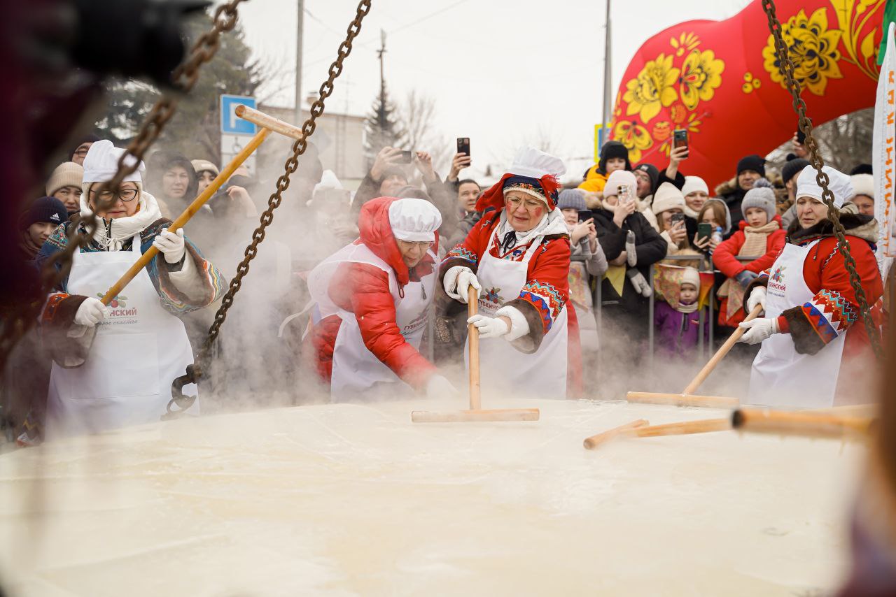 В Тюменской области отпразднуют 20 летие ялуторовского блина На протяжении двух десятилетий в Ялуторовске сохраняют традиции выпекания самых больших в стране блинов Рекорд официально зарегистрирован в Книге рекордов России Масленица с народными гуляньями ярмаркой забегом со сковородами и другими активностями ожидают гостей 22 февраля на 3 городских площадках Ялуторовский острог Сретенская площадь Площадь Победы Главное событие гастрономический фестиваль Битва блинопеков команды испекут блины на трехметровых сковородах Жюри оценят оригинальность рецепта вкусовые качества и уникальность технологий приготовления Призовой фонд 35 000 рублей 25 000 рублей 15 000 рублей К участию приглашаются команды НКО бизнеса госучреждений региональных проектов и других организаций   Подать заявку по ссылке Программу мероприятий разместят здесь Архив Битва блинопеков Подписывайтесь на нас в MAX