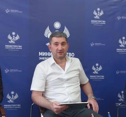 Министр энергетики и тарифов Республики Дагестан Марат Шихалиев озвучил окончательные ставки, по которым население будет оплачивать жилищно-коммунальные услуги, начиная со второго полугодия 2025 года. Новые тарифы затронут основные виды услуг: 1. Электроэнергия: Плата за электричество установлена на уровне 3,94 рубля за 1 кВтч 2. Газоснабжение: Тариф на природный газ составит 8,21р за 1 куб. метр. Министр пояснил, что значительный рост на 15,8% обусловлен необходимостью выполнения республикой обязательств по установлению безубыточного тарифа для поставщика – ПАО «Газпром межрегионгаз». 3. Теплоснабжение: Средний по региону тариф на тепловую энергию достигнет 2556р за 1 Гкал, что означает повышение на 20,9%. При этом Шихалиев отметил, что даже после индексации этот показатель останется наименьшим среди всех регионов Северо-Кавказского федерального округа СКФО . 4. Водоснабжение и водоотведение: Стоимость воды вырастет на 34% и составит 16 рублей за 1 кубический метр. Изменения вступят в силу 1 июля 2025 года и повлияют на размер ежемесячных платежей жителей Дагестана за коммунальные ресурсы. Замана Анжела Мутазова