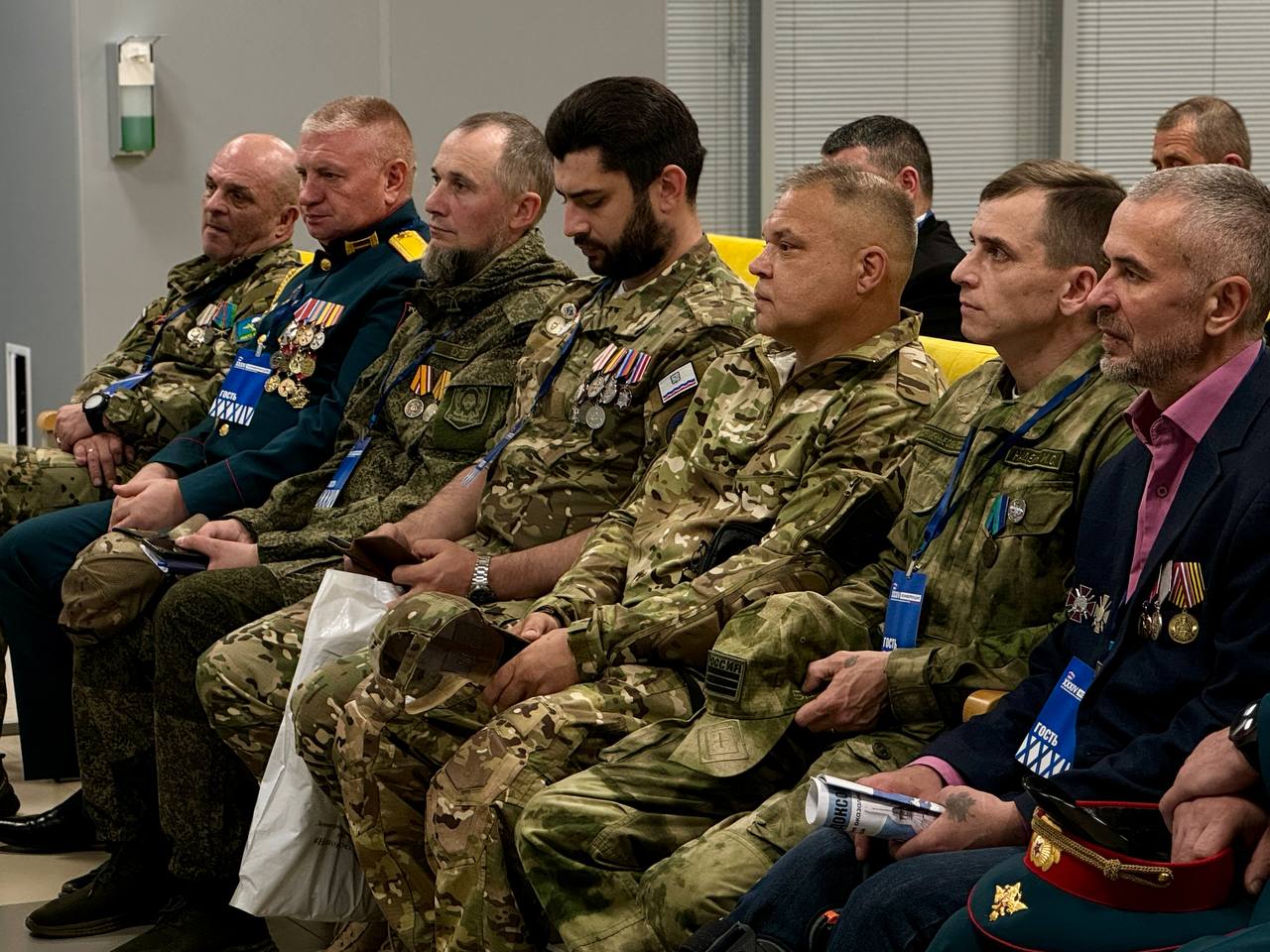 В Сосновом Бору в рамках XXXIV конференции реготделения партии «Единая Россия» проходит круглый стол «Жизнь после Победы» для участников СВО. Там рассматриваются и обсуждаются вопросы помощи бойцам после возвращения домой и доступности необходимой информации о мерах поддержки. Во время вступительного слова гендиректор ЛенТВ24 Олег Черных поблагодарил собравшихся участников СВО за службу, а также отметил, что именно их опыт и мнение необходимо учитывать для совершенствования системы оказания помощи в регионе. Руководитель регионального отделения фонда «Защитники Отечества» Ольга Историк более подробно рассказала бойцам о работе фонда. Речь шла об оказании медицинской помощи с психологической поддержкой, юридических консультаций, оснащении техническими средствами и трудоустройстве вернувшихся с фронта бойцов. Online47 — Всё о Ленобласти и не только
