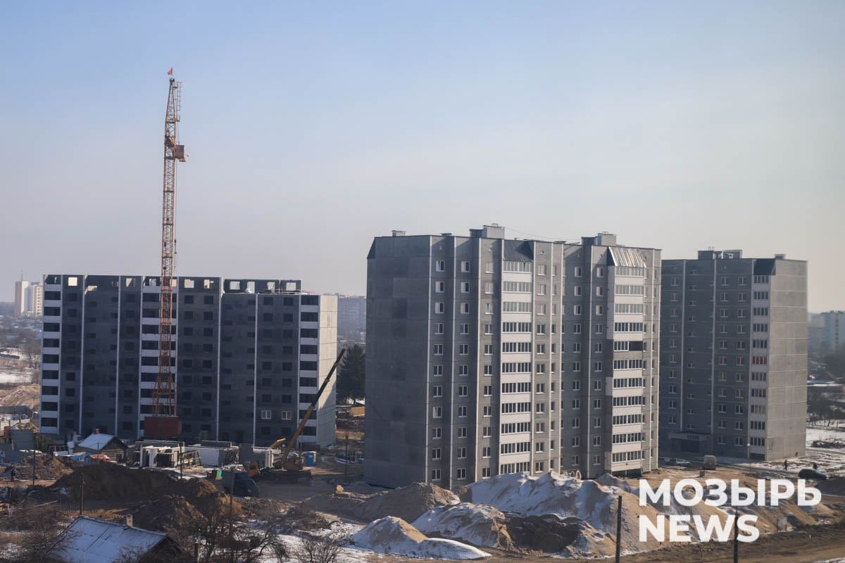 Деревня скоро станет городом. В Бобрах стремительно растут этажи новостроек  Сегодня всеобщее внимание привлекает территория бывшей деревни Бобры на пересечении улиц Мира и Рыжкова, где возводится уже третий жилой дом за последние полгода.  По плану, через дорогу от Дворца культуры Мозырского НПЗ, должно появиться пять 11-этажных двухподъездных жилых домов, а на углу – монолитный жилой дом. Всего – 500 квартир на 31,3 тыс. м².  Их возведение зависит от сноса частных домов. Положенные владельцам права – новое жилье  площадью, соответствующей занимаемой, но не менее 15 м² на человека  или компенсационные выплаты при расселении – будут реализованы.    Читайте подробности в эксклюзивном материале от МОЗЫРЬ NEWS.