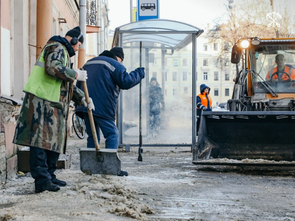 «Лопата Беглова» устала: штат дворников в Петербурге пообещали увеличить на 2 тысячи человек, а зарплату им поднять на 15%  Количество дворников в Петербурге решили увеличить на 2 тыс. человек, а зарплаты им должны были с 1 января поднять почти до 60 тыс. рублей. Однако в реальности им платят на «десятку» меньше, при том, что в среднем петербуржцы получают в месяц уже 80 тыс. рублей.   Средняя зарплата, которую сейчас предлагают дворникам в Петербурге достигла 50 тыс. рублей, что на 5 тыс. больше, чем в декабре 2024 года, а также на 10 тыс. больше, чем в начале 2024-го. Повышенный спрос на этих специалистов продолжает подогревать и оплату их труда  – прокомментировала в беседе с «Точкой» директор hh.ru СЗФО Юлия Сахарова.  Чиновники оправдывают катастрофическую ситуацию на улицах города нехваткой рабочих рук, а еще, конечно, пеняют на погоду. Но при этом укомплектованность дворниками в середине декабря оценивали в 92%, а в отдельных районах отмечали и все 100%.  Подробности в нашем материале   ТОЧКА