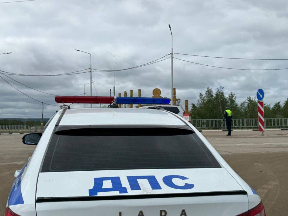 В Ленске 17-летний юноша угнал Land Cruiser Prado    Сотрудниками уголовного розыска Отдела МВД России по Ленскому району установлена причастность 17-летнего местного жителя к угону автомашины «Toyota Land Cruiser Prado».